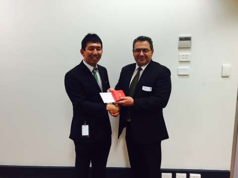 Atsunori Hashimoto from our Sister City Toyoake Council in Japan, accepting a gift from GSCC Dinny Adem.